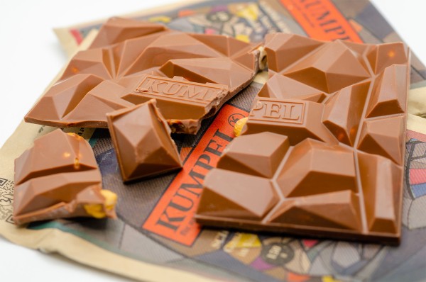 Kumpel Schokolade – Vollmilch mit ganzen Haselnüssen – Schöne Aussicht
